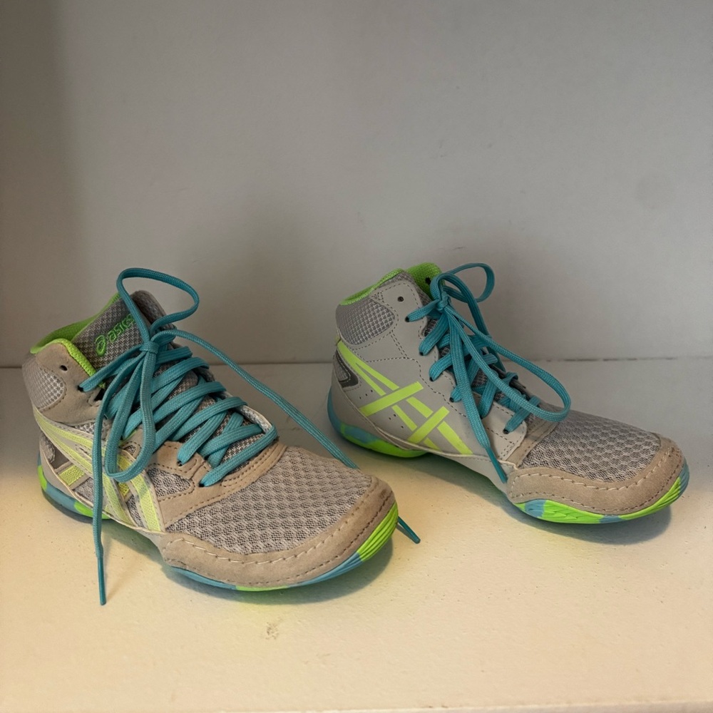 ASICS Kids 1.5Y SNAPDOWN 4 Grade School wrestling shoes good condition grey lime